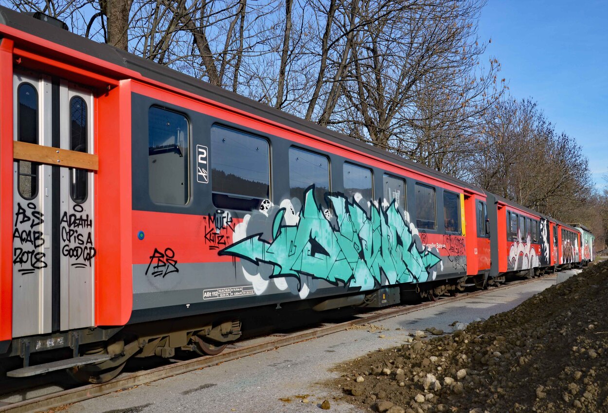 Wo rohe Kräfte sinnlos walten! Vom Beschmieren zum Zerstören ist es nicht weit!