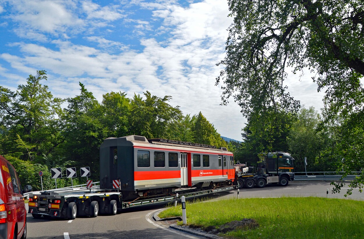 Transport der Appenzellerbahn-Triebwagen zur Achenseebahn