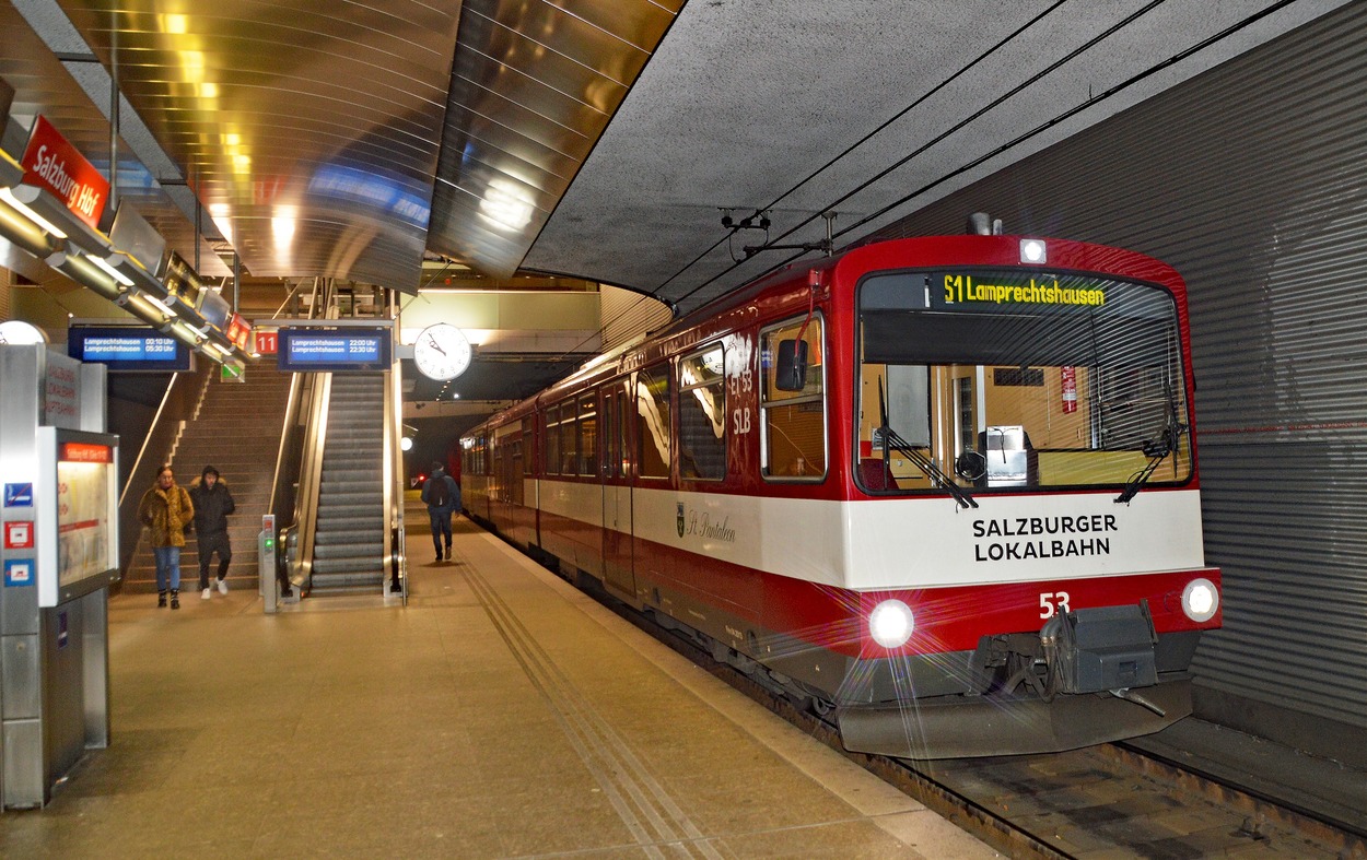 Salzburger Lokalbahn Bahnhof Salzburg Hbf und Oberndorf nachts