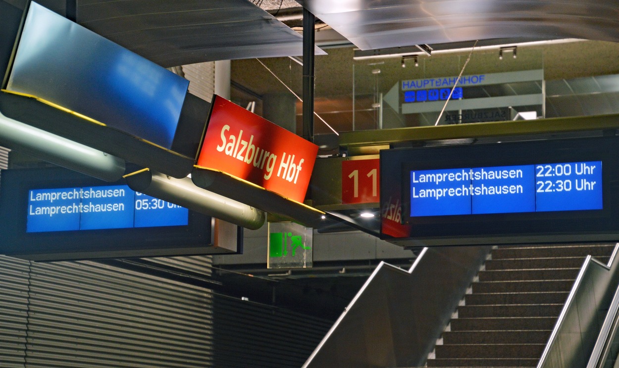 Salzburger Lokalbahn Bahnhof Salzburg Hbf und Oberndorf nachts