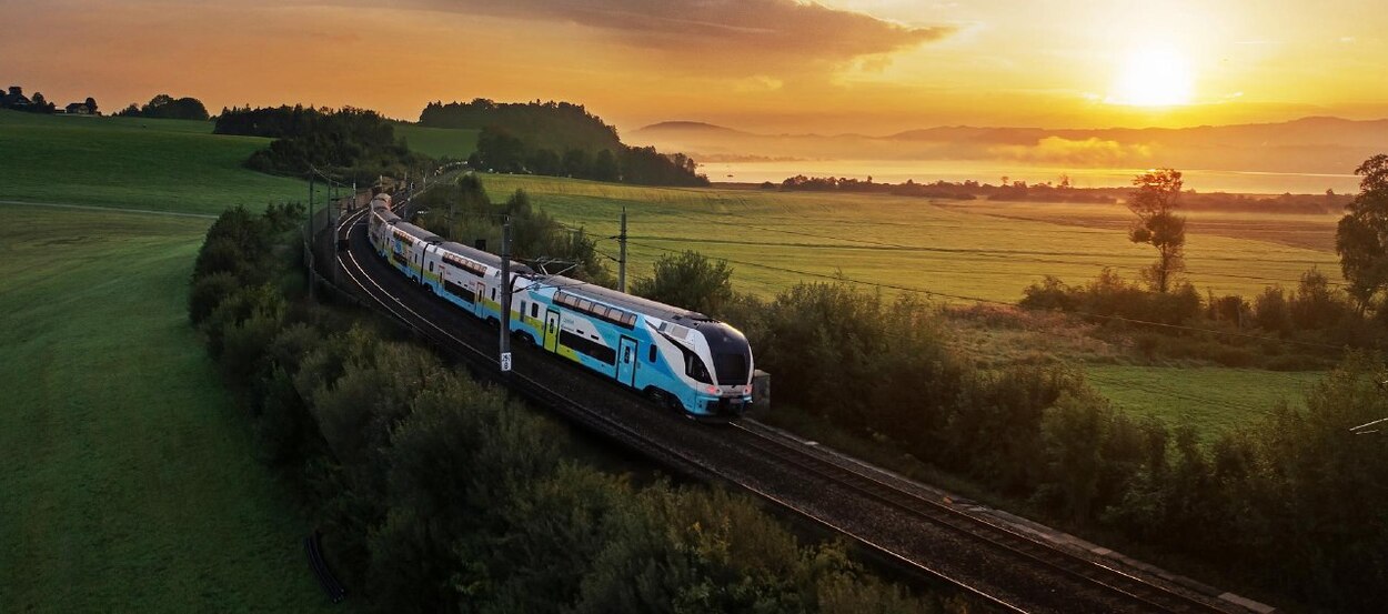 Wundervolle Morgenaufnahme der Westbahn Richtung Seekirchen am Wallersee