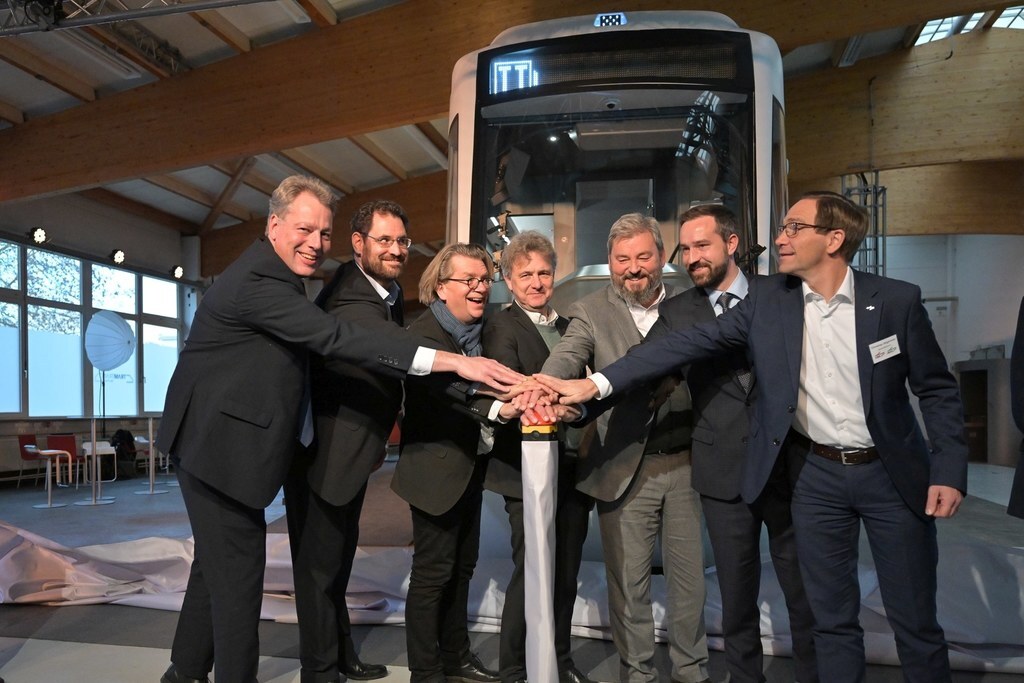 Buzzerdruck Mockup Karlsruhe Firma Stadler und bestellende Verkehrsunternehmen bzw. Politiker