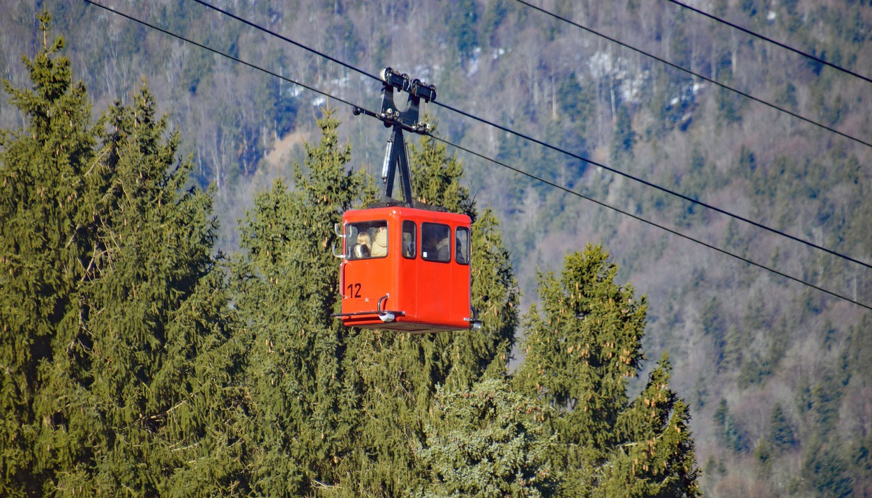 gelbe und rote Aluminium-Gondeln der Zwölferhorn-Seilbahn