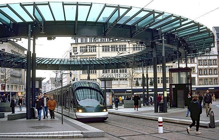 Stadtbahn Straßburg Haltestelle "Homme de Fér" Verkehrsdrehscheibe im Zentrum Straßburgs