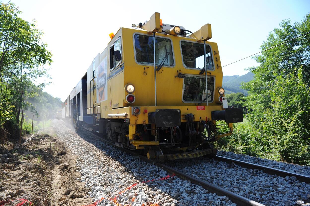 Maschineller Durcharbeitungszug mit Stopf- und Planiereinheit