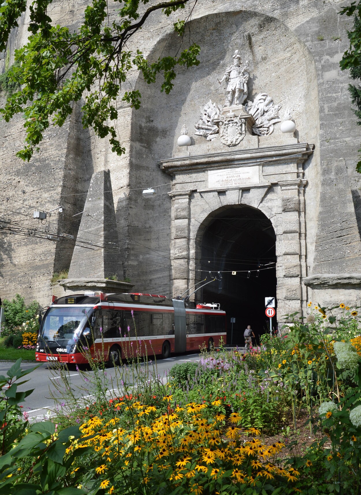 Obus vor Neutor auf der Riedenburg-Seite