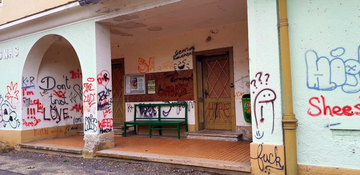 Vandalen in der Südost-Steiermark beschädigen Bahnhof Gnas