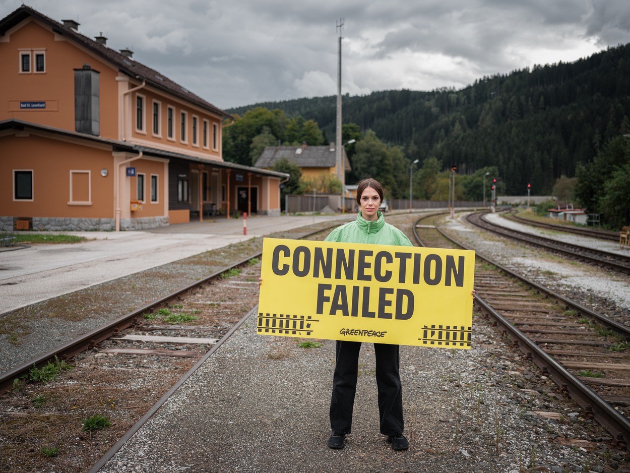 Österreichische Regionalzüge am Abstellgleis Greenpeace