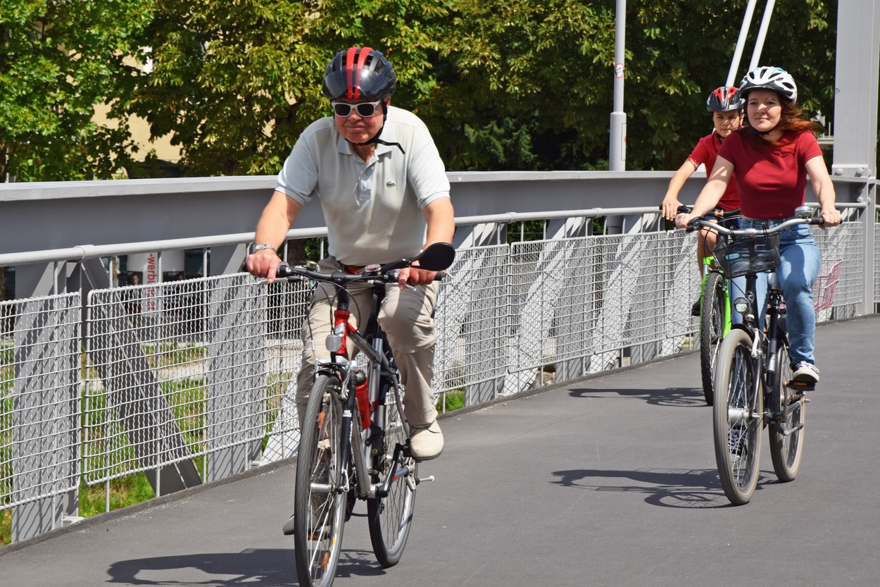 Radfahrer auf einer Brücke