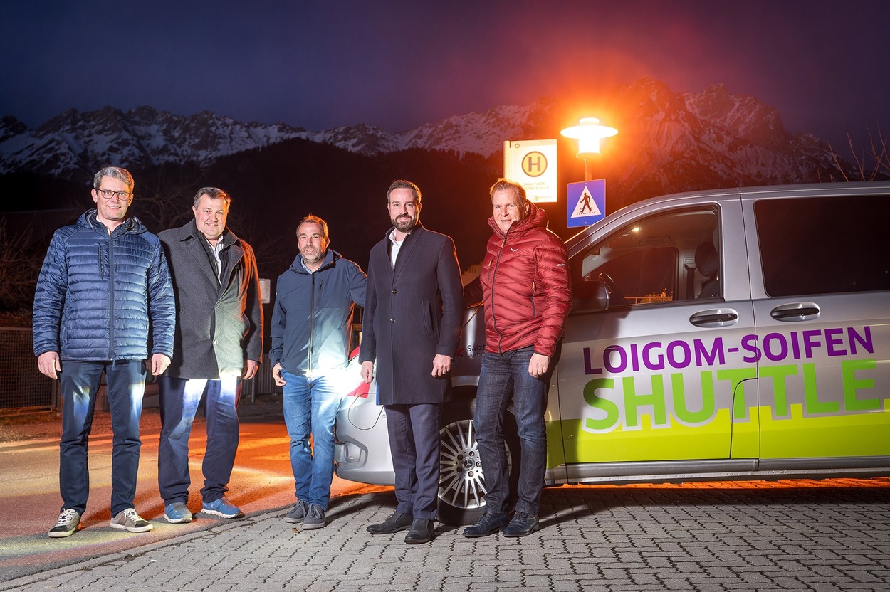 Loigom-Soifen Shuttle an der Haltestelle Saalfelden Lenzing Schule