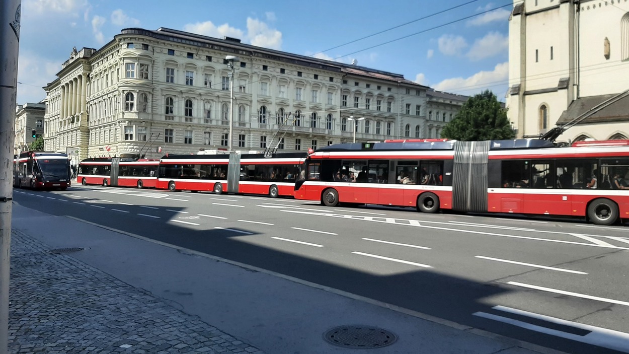 Viele Obusse am Mirabellplatz