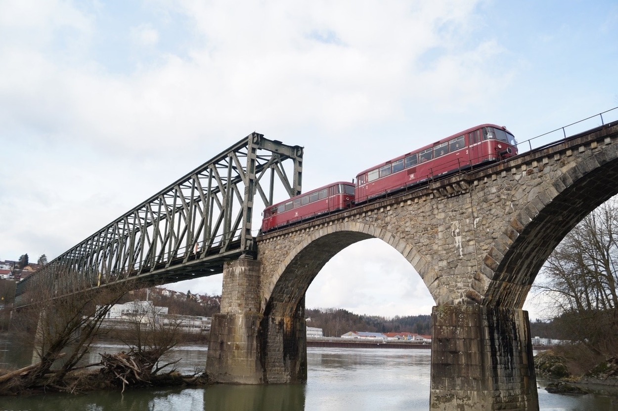 Granitbahn fährt über die Kräutlsteinbrücke