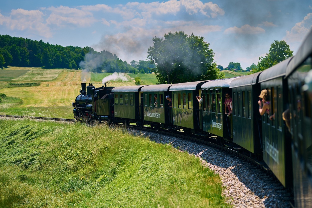 Ausflüge mit dem Nostalgie-Dampfzug sind ein Bahnerlebnis für Groß und Klein