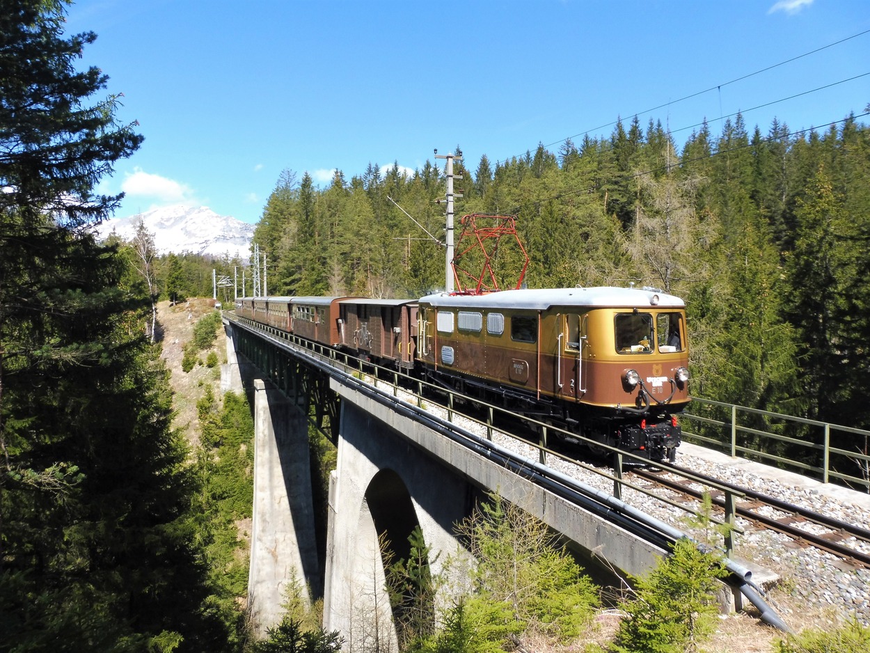 Familien-Erlebniszug Ötscherbär auf der Bergstrecke der Mariazellerbahn