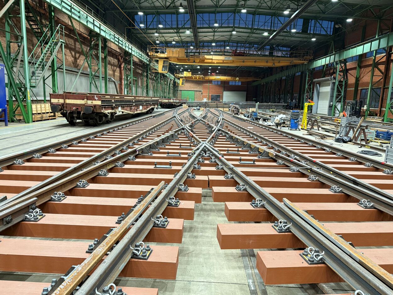 DTVS fertigt eine zweigleisige Kreuzungsweiche auf synthetischen Schwellen für die Ruhrbahn GmbH in Essen