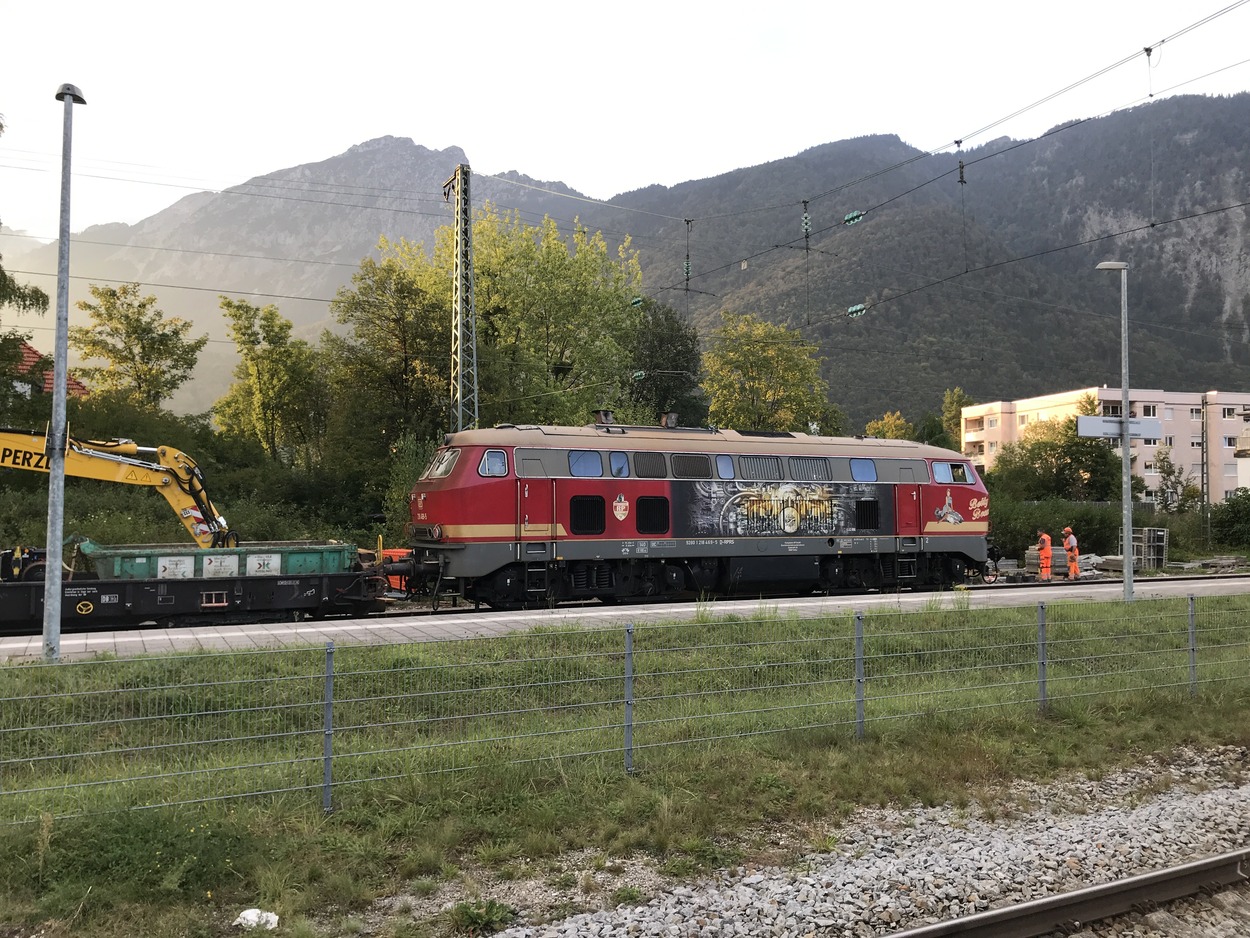 Dieselgewitter am Bahnhof Bad Reichenhall - V100 und BR218 im Bauzugeinsatz