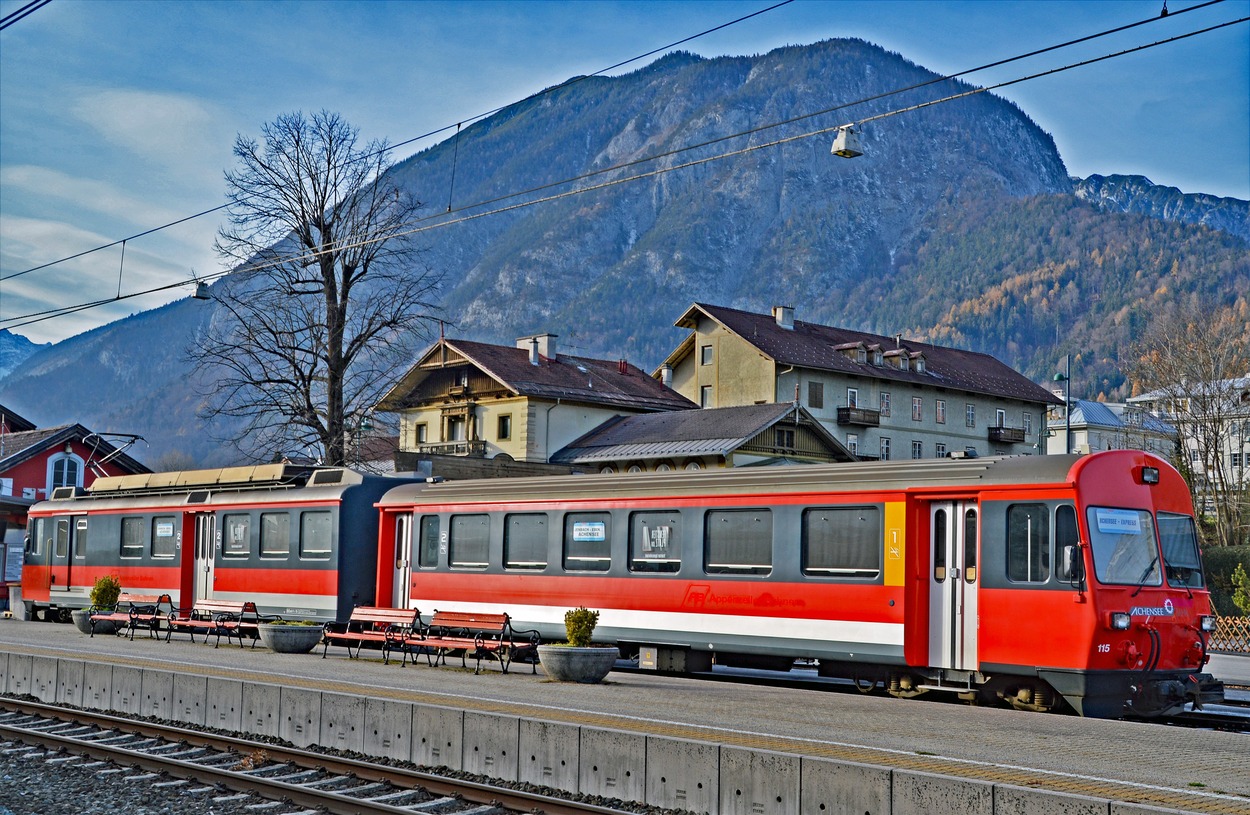 Achenseebahn Appenzellerbahn-Triebwagen steht "abfahrbereit" in Jenbach auf Gleis 1