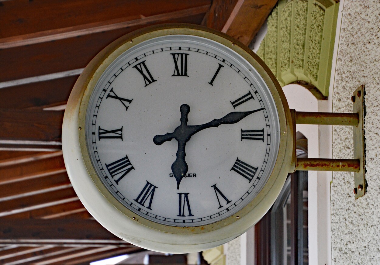 Bahnhofsuhr Schauer Replica im historischen Nachbau mit römischen Ziffern Bahnhof Friedburg-Lengau