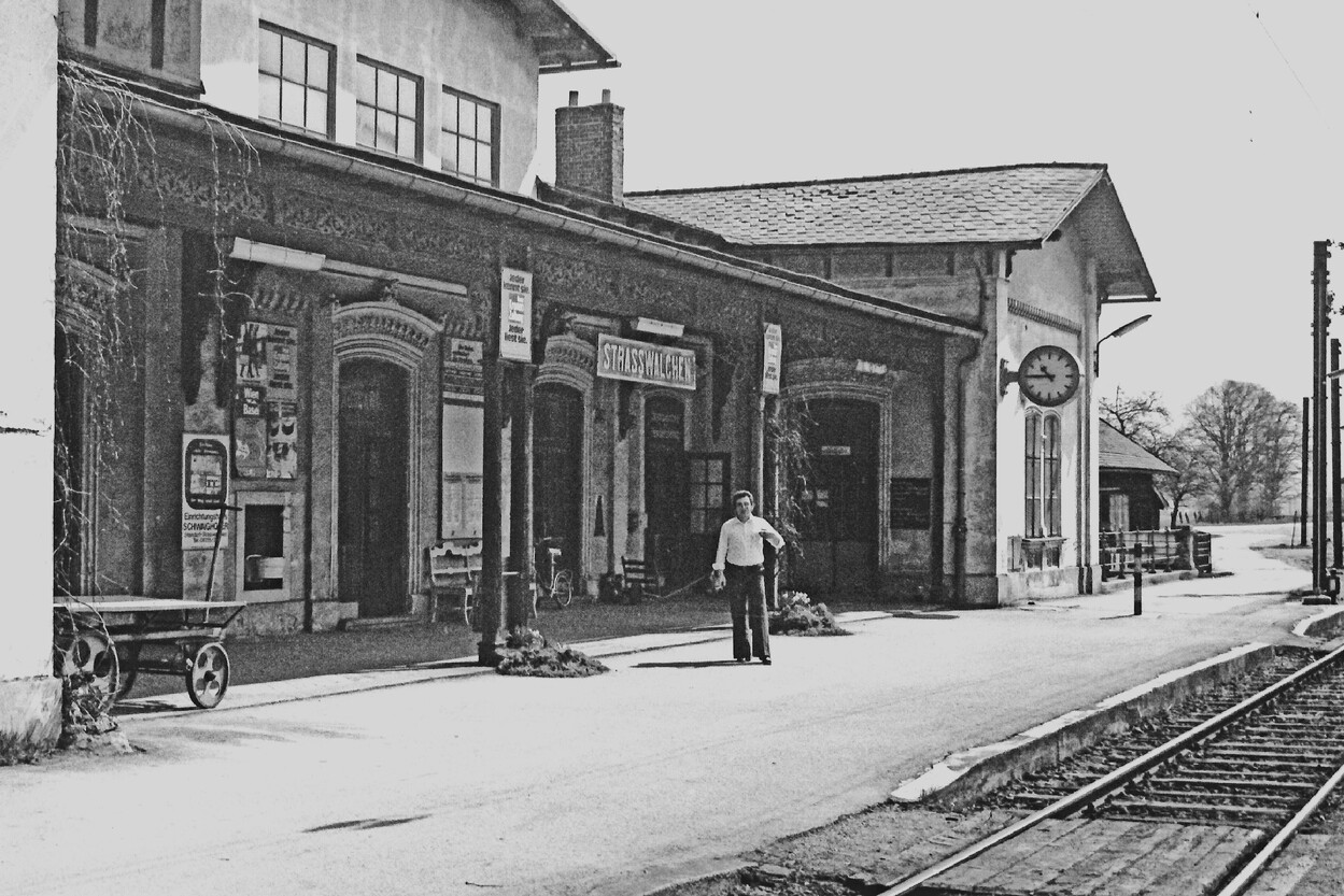 historischer Bahnhof Straßwalchen am 18. April 1976