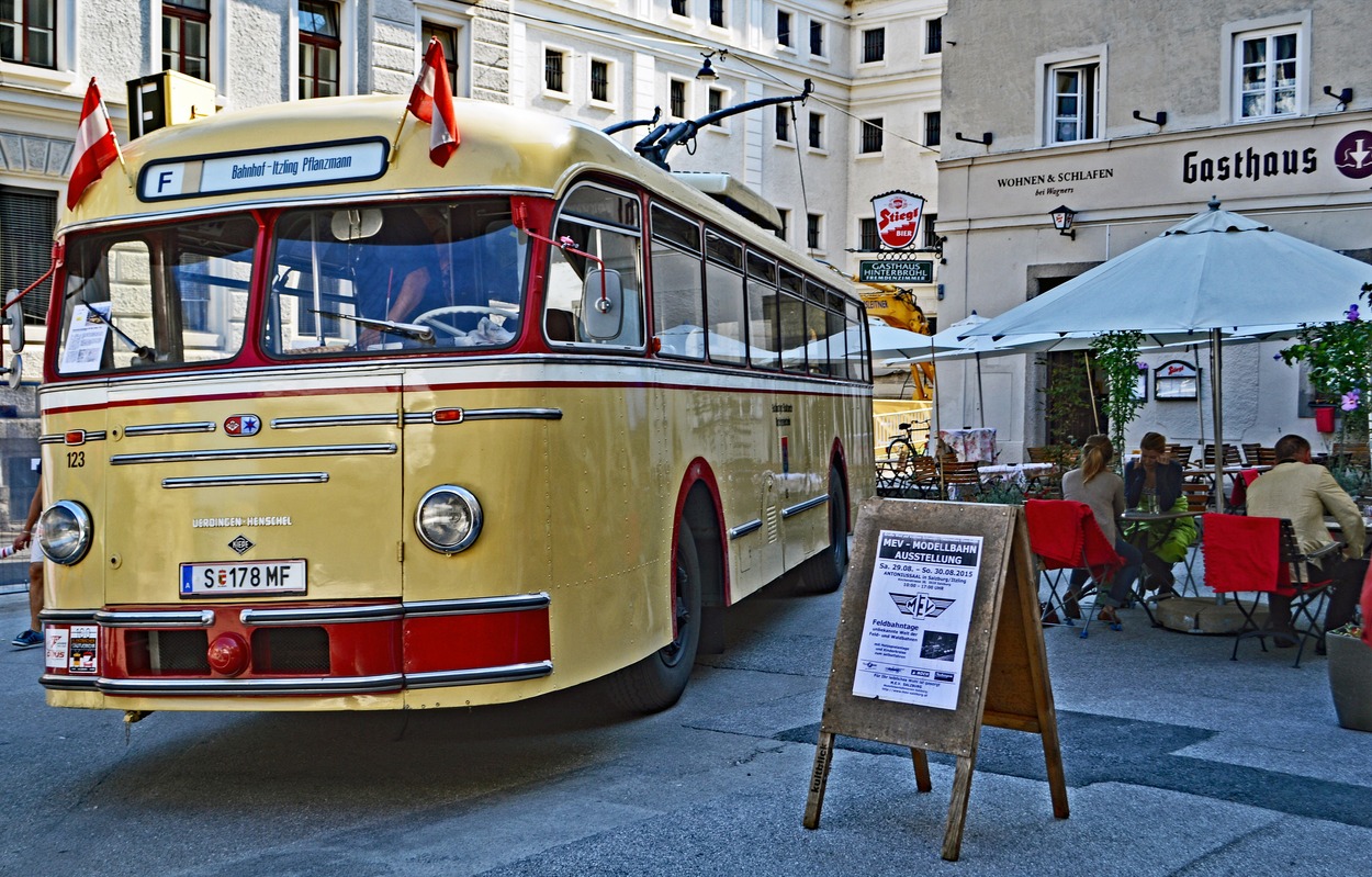 Obus 123 Verein Pro Obus (Eigentümer Jonathan Ward) bei einer Fahrzeugschau am Kapitelplatz 08/2015