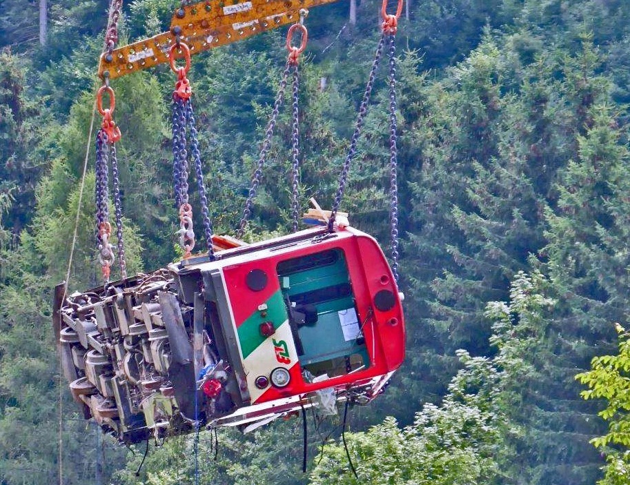 Murtalbahn abgestürzter Triebwagen VT31 wird geborgen