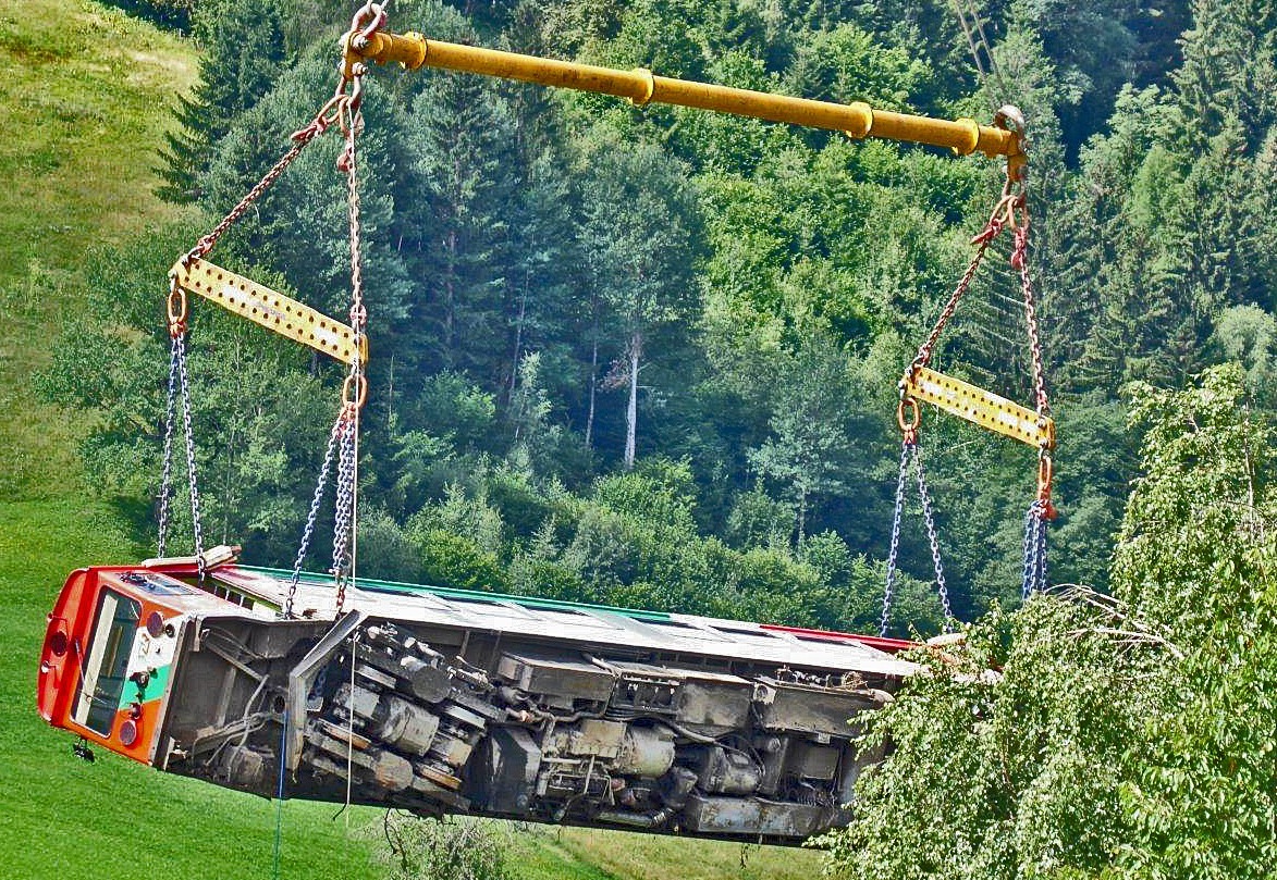 Murtalbahn abgestürzter Triebwagen VT31 wird geborgen