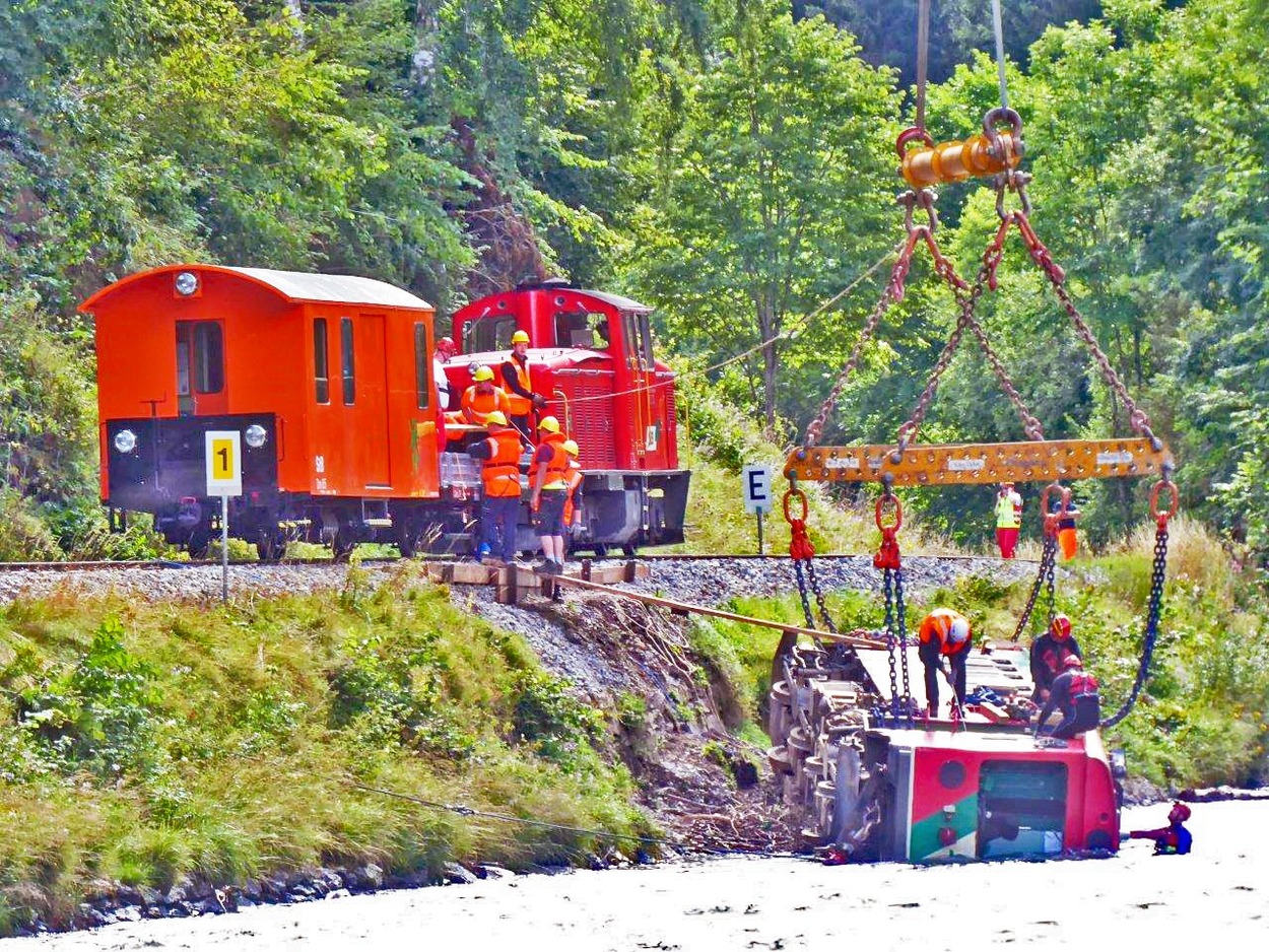 Murtalbahn abgestürzter Triebwagen VT31 wird geborgen