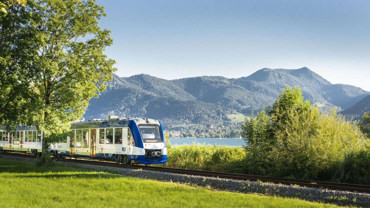 Die BRB fährt direkt am Tegernsee entlang