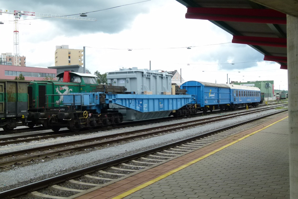 Schwertransportwagen Felbermayr im Bahnhof Weiz